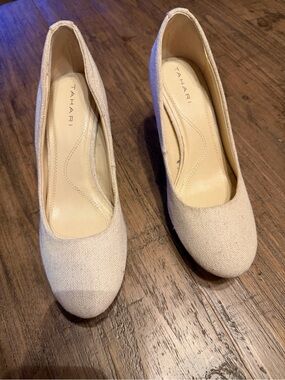 Tahari Women's Beige Shimmer Round-Toe Pumps size 7